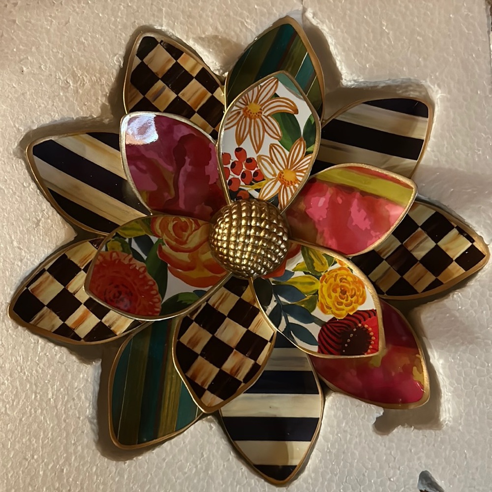MacKenzie’s child flower wall hanging new